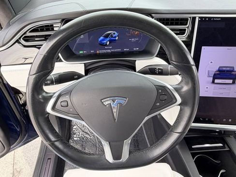 Used 2018 Tesla Model X 75D image 10