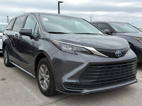 Used 2025 Toyota Sienna LE image 3