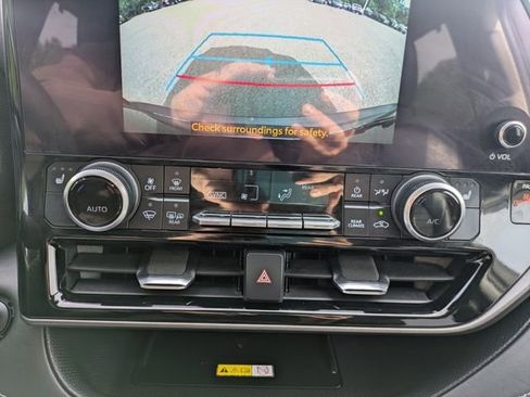 Used 2023 Toyota Highlander XLE AWD/4WD image 27