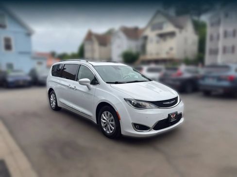 Used 2018 Chrysler Pacifica Touring-L Plus w/ Advanced Safetytec Group FWD image 3