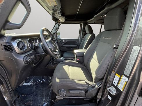 Used 2018 Jeep Wrangler Unlimited Sahara image 2