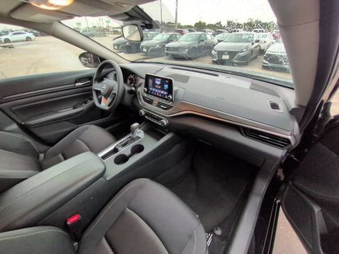 Used 2025 Nissan Altima 2.5 SV FWD image 31