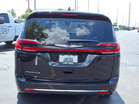 Used 2023 Chrysler Pacifica Touring-L FWD image 19