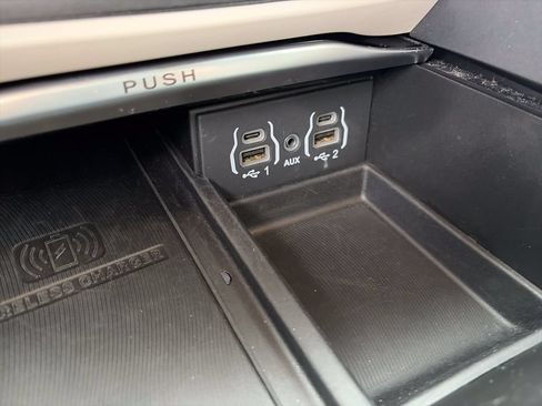 Used 2023 Chrysler Pacifica Limited FWD image 6