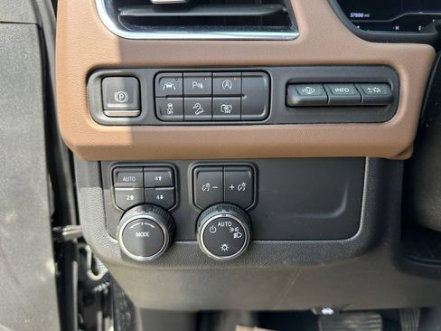 Used 2023 Chevrolet Suburban High Country AWD/4WD image 12