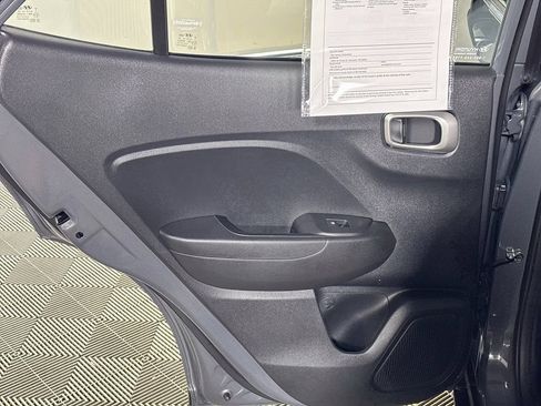 Used 2024 Hyundai Venue SE FWD image 18