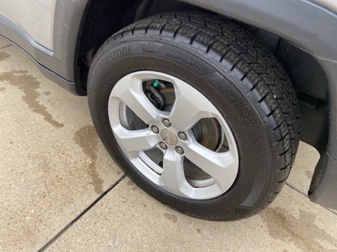 Used 2019 Jeep Compass Latitude FWD image 34