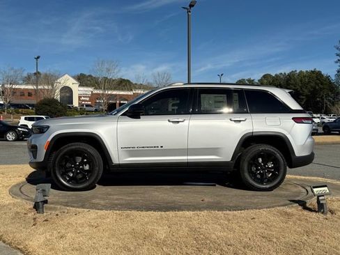 New 2025 Jeep Grand Cherokee Altitude image 4