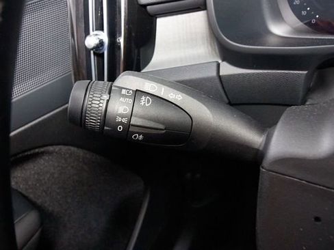 Certified 2025 Volvo XC40 B5 Core AWD/4WD image 18