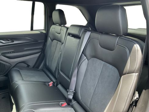 New 2025 Jeep Grand Cherokee Altitude image 14