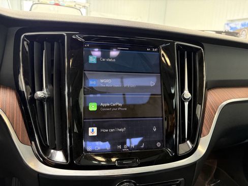 Used 2023 Volvo S60 T8 Plus image 11