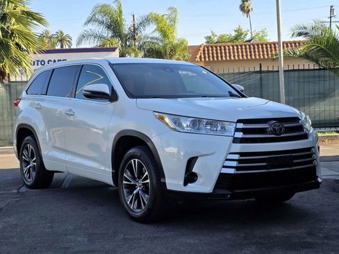 Used 2018 Toyota Highlander LE w/ Carpet Mat Package (TMS) FWD image 2