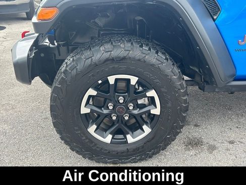 Used 2025 Jeep Wrangler Unlimited Rubicon AWD/4WD image 18