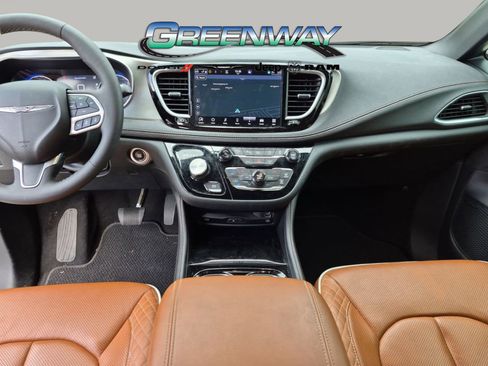 Used 2024 Chrysler Pacifica Pinnacle FWD image 16