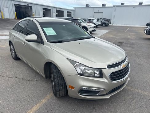Used 2016 Chevrolet Cruze LT w/ Technology Package FWD image 3