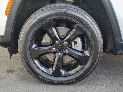 Used 2023 Jeep Grand Cherokee L Laredo image 9