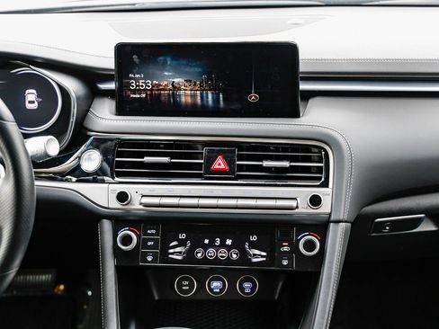 Used 2025 Genesis G70 2.5T image 11