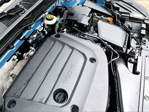 Used 2025 Volvo XC40 B5 Plus image 43