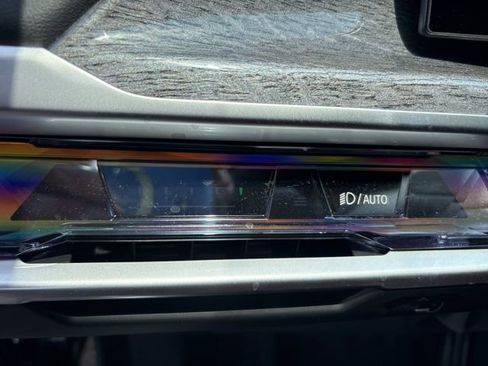 Used 2025 BMW 750e xDrive image 11