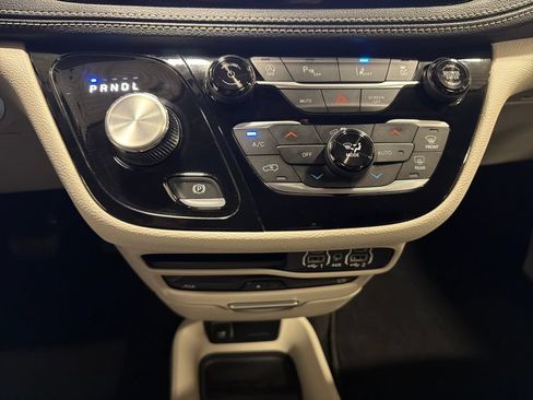 Used 2023 Chrysler Pacifica Touring-L w/ Uconnect Theater Family Group FWD image 9