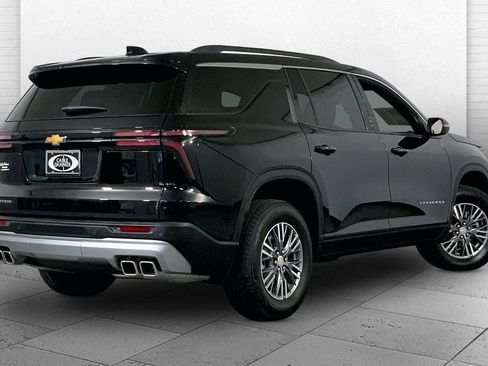 Used 2025 Chevrolet Traverse LT image 13