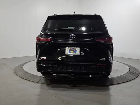Used 2023 Toyota Sienna XSE FWD image 4