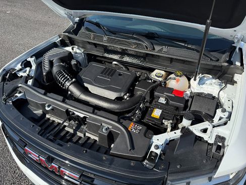 Used 2023 GMC Acadia SLE w/ Driver Convenience Package image 17