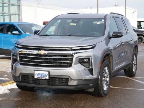 Used 2025 Chevrolet Traverse LT image 3