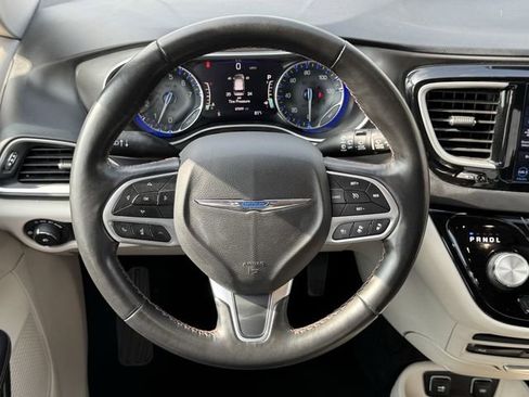 Used 2020 Chrysler Pacifica Touring-L Plus w/ Tire & Wheel Group FWD image 14