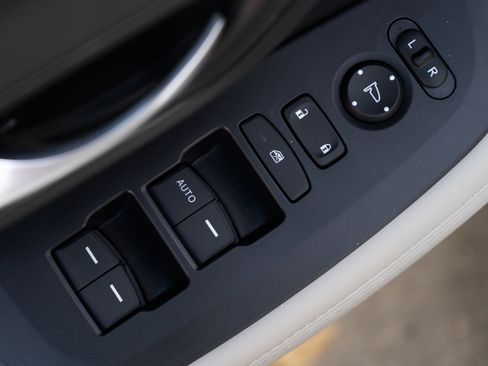 Certified 2026 Honda HR-V LX image 39