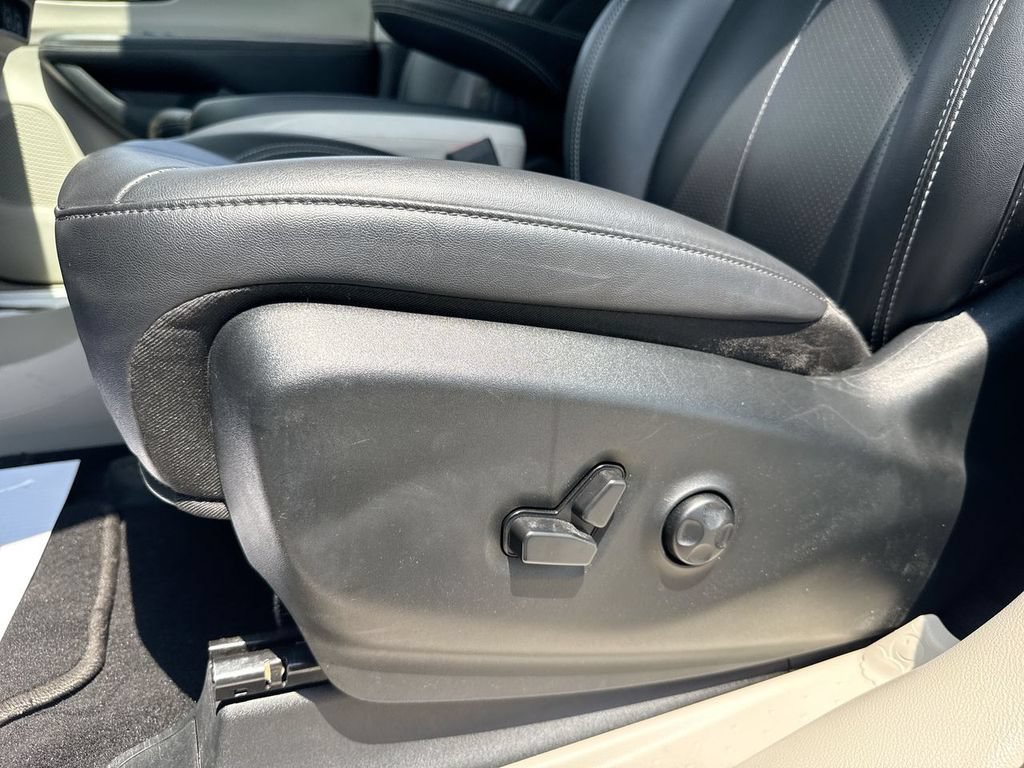 Used 2024 Chrysler Pacifica Touring-L FWD image 12