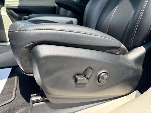 Used 2024 Chrysler Pacifica Touring-L FWD image 12