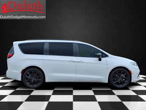 Used 2025 Chrysler Pacifica Limited FWD image 6