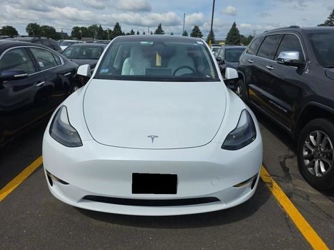 Used 2024 Tesla Model Y Performance AWD/4WD image 2
