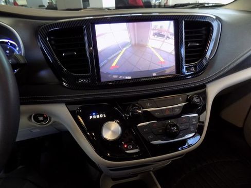 Used 2022 Chrysler Pacifica Touring-L FWD image 16