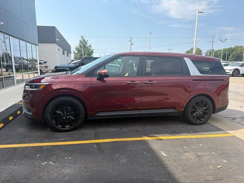 Used 2022 Kia Carnival EX FWD image 16