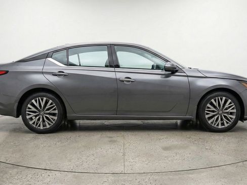 Used 2025 Nissan Altima 2.5 SV FWD image 11