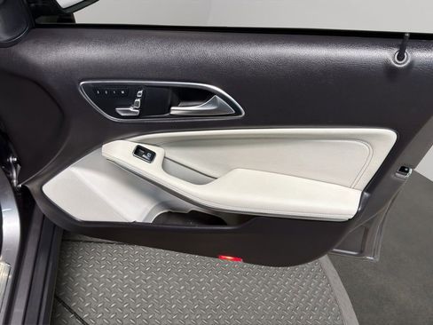 Used 2018 Mercedes-Benz GLA 250 4MATIC w/ Premium Package image 21