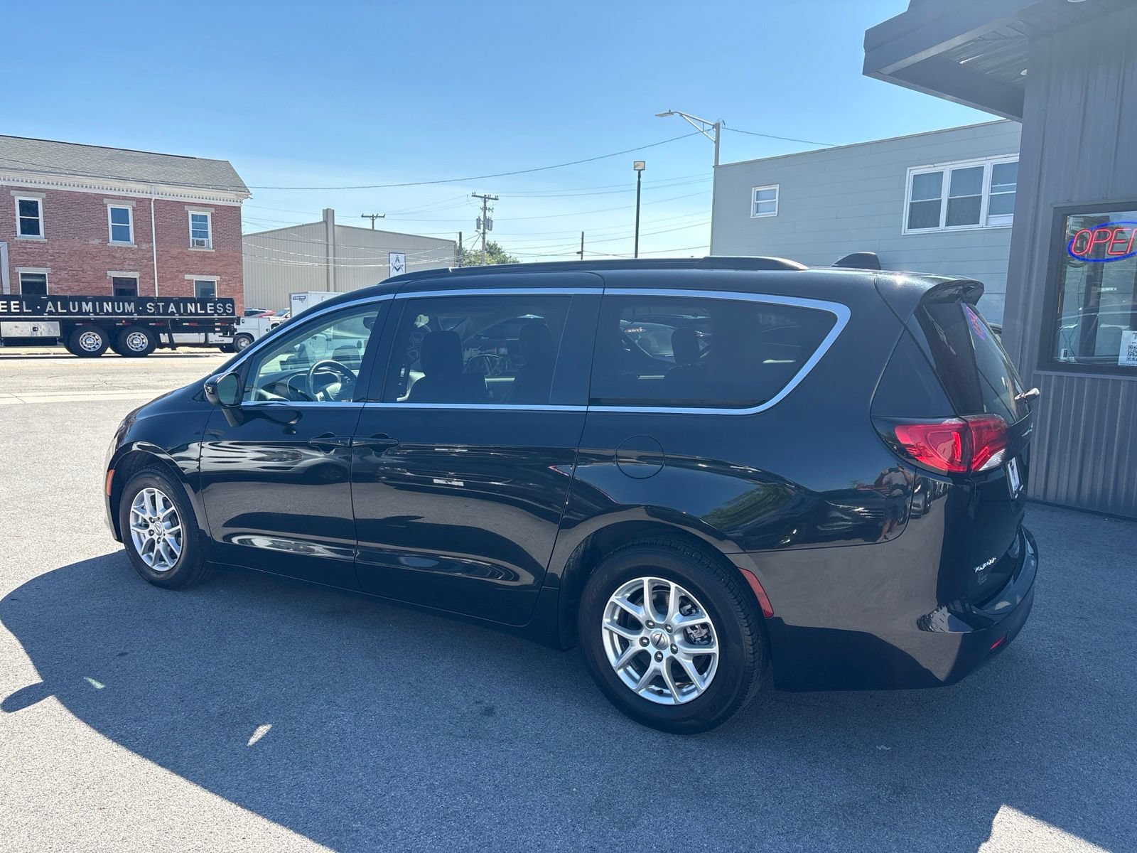 Used 2021 Chrysler Voyager Lxi FWD image 2