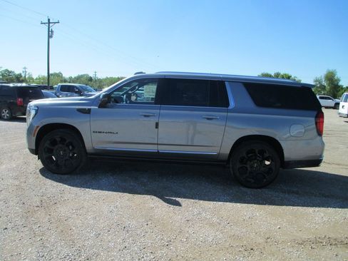 New 2026 GMC Yukon XL Denali w/ Denali Reserve Package AWD/4WD image 7