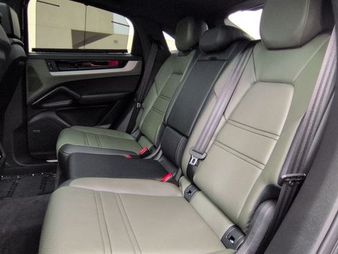 Used 2024 Porsche Cayenne Coupe AWD/4WD image 23