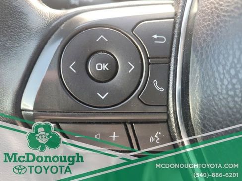 Used 2020 Toyota Camry SE w/ Sunroof Package image 18