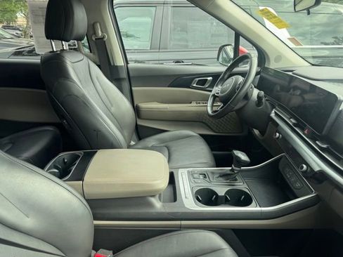Used 2025 Kia Carnival image 6