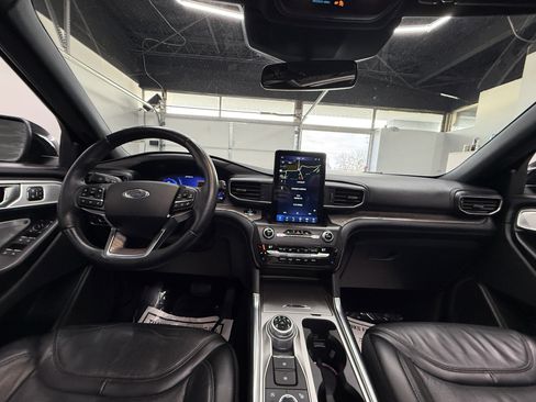 Used 2020 Ford Explorer Platinum image 16
