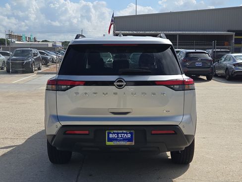 Used 2025 Nissan Pathfinder SV FWD image 5