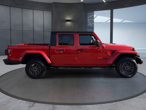 Used 2025 Jeep Gladiator Sport AWD/4WD image 7