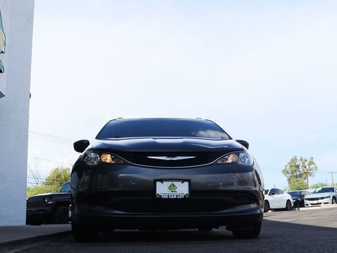 Used 2021 Chrysler Voyager Lxi image 15