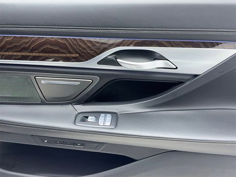 Used 2022 BMW 740i w/ Luxury Rear Seating Package image 51