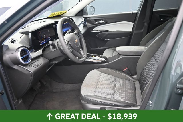 Used 2025 Chevrolet Trax LT FWD image 17