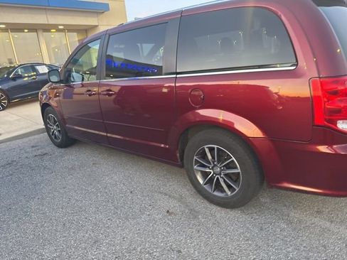Used 2017 Dodge Grand Caravan SXT image 10
